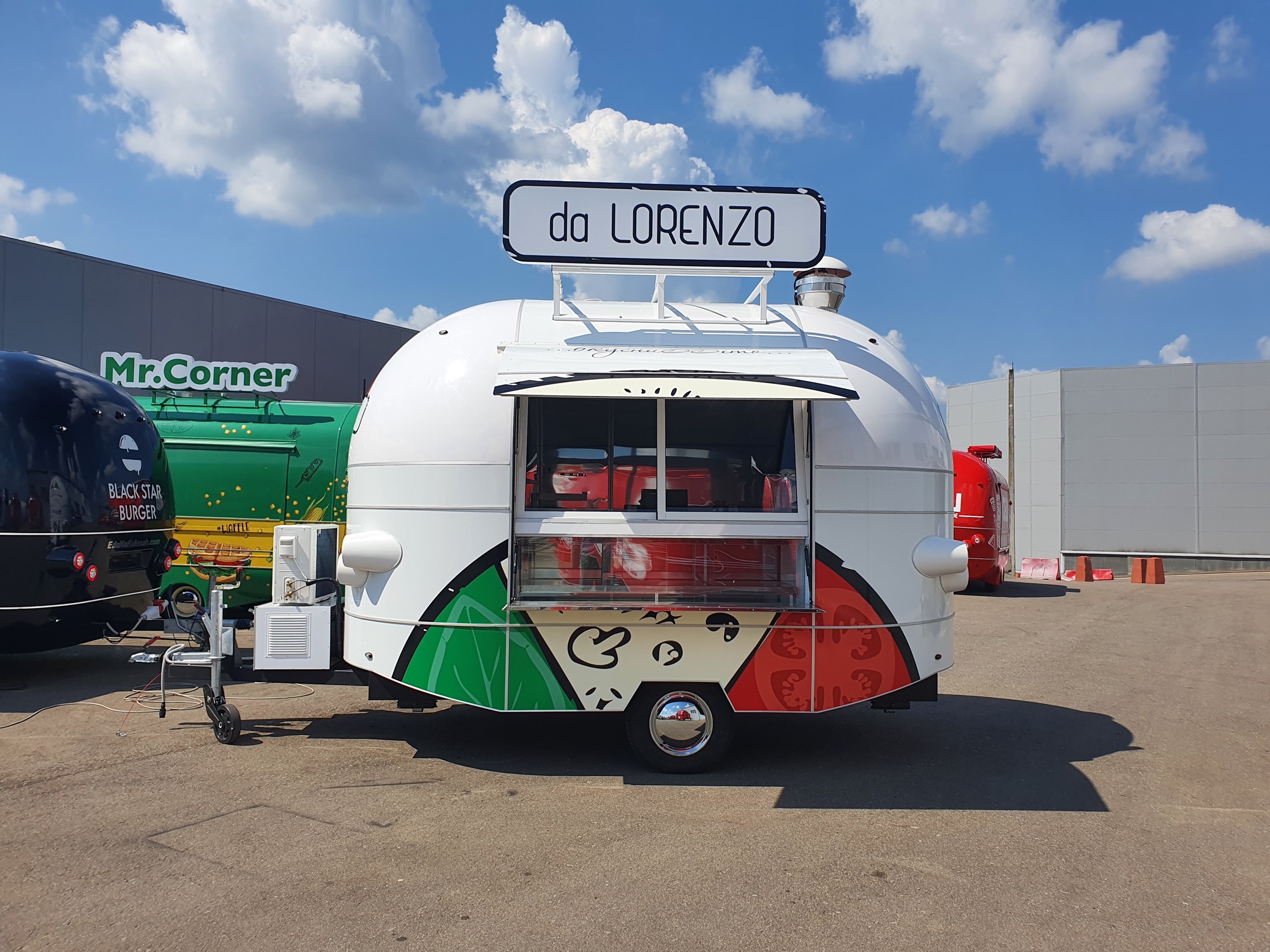 Da Lorenzo food trailer customer service side